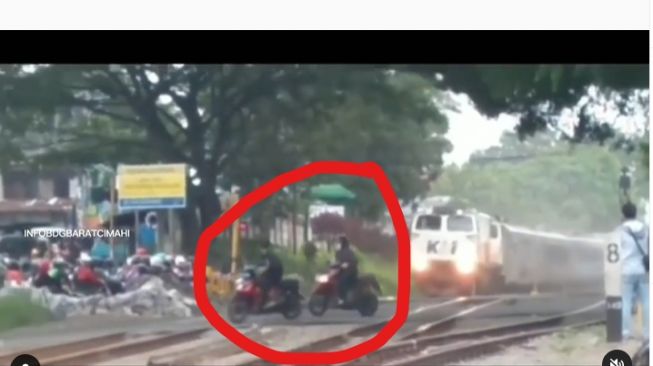 Beredar Video Detik-detik Pengendara Motor Menantang Maut Terobos Perlintasan Rel Saat Kereta Hendak Melintas