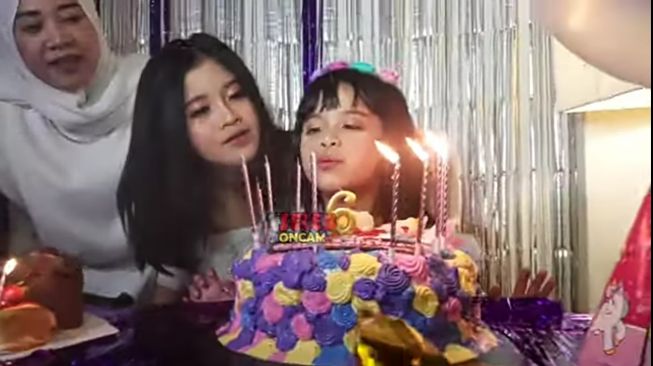 Anak bungsu Puput, Aisyah rayakan ulang tahun ke-6 (YouTube/Seleb Oncam News)