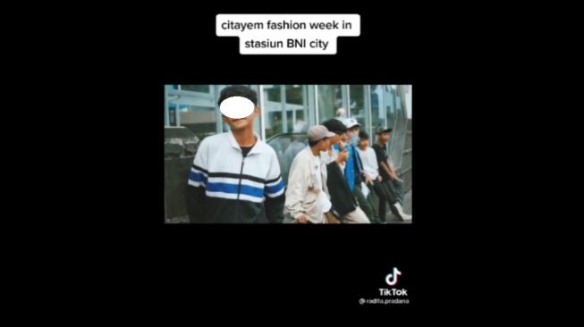 Fenomena 'Citayam Fashion Week': ABG Nongkrong di Stasiun BNI City, Panen Julid Tapi Tetap Dipuji