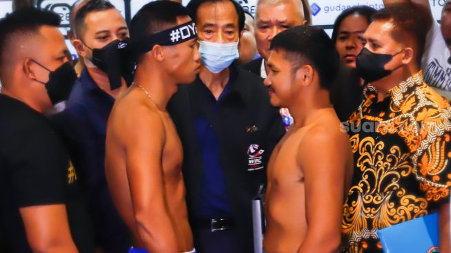 Petinju Indonesia Daud Yordan saling berhadapan dengan Petinju Thailand Panya Uthok saat konferensi pers sebelum pertandingan MPRO Evolution Fight Series 2022 di Balai Sarbini, Jakarta Pusat, Kamis (30/6/2022). [Suara.com/Alfian Winanto]