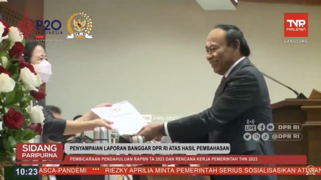 Wakil Ketua Badan Anggaran (Banggar) DPR RI Muhidin Muhammad Said terjatuh di hadapan sidang dewan saat gelaran Rapat Paripurna DPR RI ke-26. (Tangkapan layar)