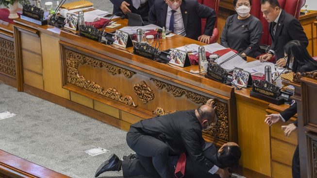 Detik-detik Wakil Ketua Banggar Terjatuh Saat Sidang Paripurna