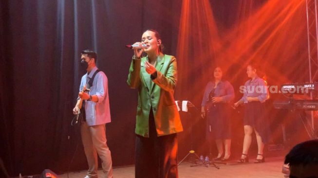 Aksi panggung Raisa di M Bloc Space, Jakarta [Suara.com/Adiyoga Priyambodo]