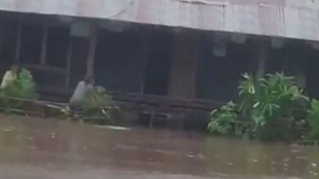 Banjir Terjang Sumba Timur, Puluhan Rumah Terendam, Warga Mengungsi ke Gereja