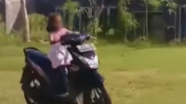 Rekam Bocah Belajar Bawa Motor Sendirian: Orang Tua Pea Yah Macam Begitu