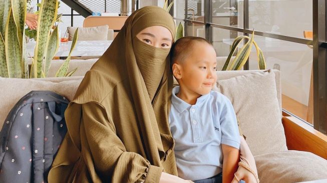 Gendong Yusuf saat Umrah, Larissa Chou Disanjung Perempuan Kuat