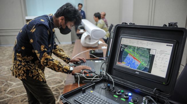 Peneliti melakukan simulasi purwarupa produk WAVEx-RADAR yang mampu mengukur kedalaman laut di Bandung, Jawa Barat, Kamis (30/6/2022).  ANTARA FOTO/Raisan Al Fairsi