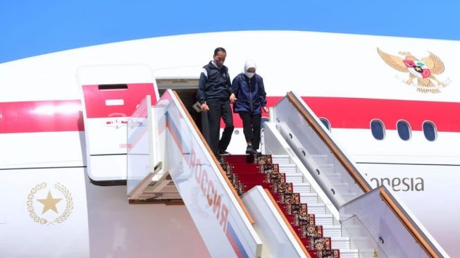 Presiden Joko Widodo dan Iriana Jokowi saat tiba di Bandara Vnukovo II, Moskow, Rusia, Kamis (30/6/2022). (Muchlis Jr - Biro Pers Sekretariat Presiden)