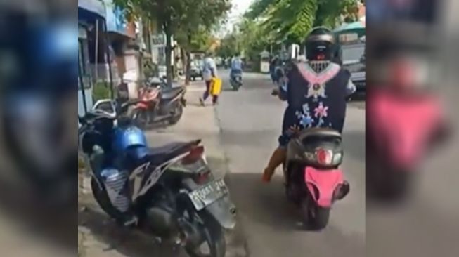 Kocak, Wanita Ini Tutupi Pelat Nomor Motor Pakai Celana Dalam Pink