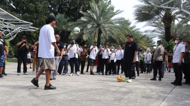 Ronaldinho sempat bermain sepakbola dengan Menteri Airlangga Hartanto. [Instagram]