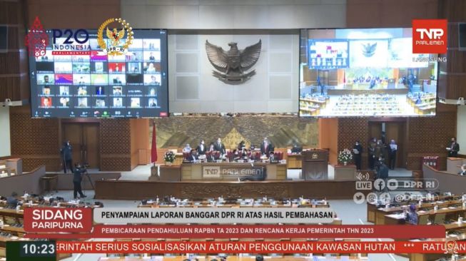 Wakil Ketua Badan Anggaran (Banggar) DPR RI Muhidin Muhammad Said terjatuh di hadapan sidang dewan saat gelaran Rapat Paripurna DPR RI ke-26. (tangkapan layar)