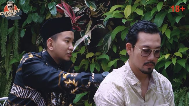 Denny Sumargo di ruqyah oleh Ustadz Faizar di podcastnya (YouTube/CURHAT BANG Denny Sumargo)