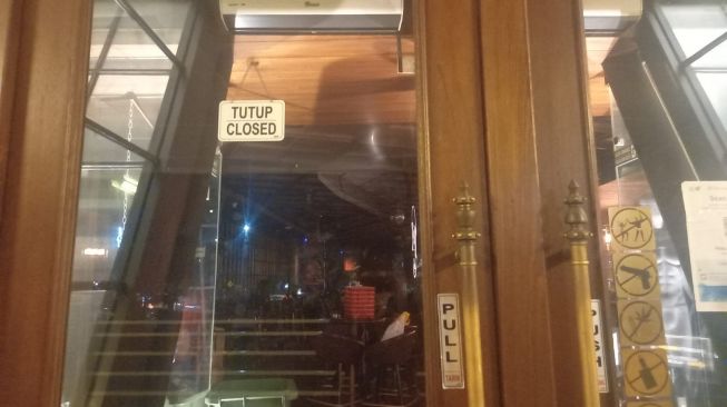 Pintu bangunan yang sebelumnya bar Holywings Pondok Indah Jakarta Selatan ditutup pada Rabu (29/6/2022). [Suara.com/Yosea Arga Pramudita]