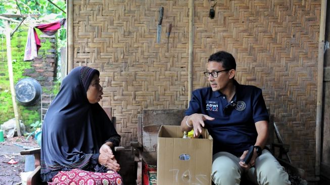 Sandiaga Uno Beri Bantuan Obat-obatan dan Sembako ke Nenek yang Telah Mengidap Asma Selama 32 Tahun