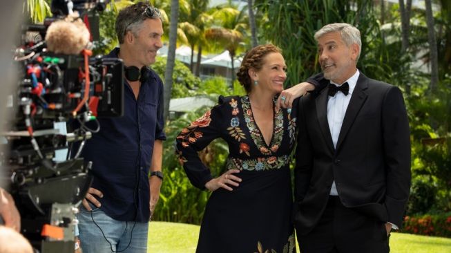 Julia Robert dan George Clooney dalam film Ticket To Paradise [Universal Pictures]