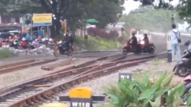 Nekat! 3 Pemotor Main Terobos Rel Sampai Berujung 'Dikejar' Kereta Api, Banjir Sindiran: Sedikit Lagi Kena...