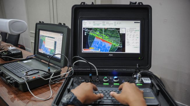 Peneliti melakukan simulasi purwarupa produk WAVEx-RADAR yang mampu mengukur kedalaman laut di Bandung, Jawa Barat, Kamis (30/6/2022).  ANTARA FOTO/Raisan Al Fairsi