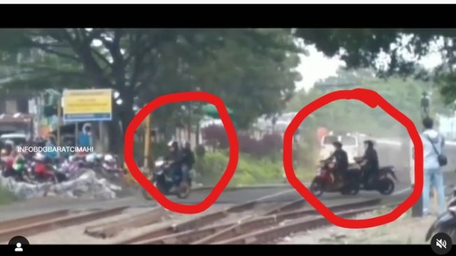 Beredar Video Detik Detik Pengendara Motor Menantang Maut Terobos Perlintasan Rel Saat Kereta 4072