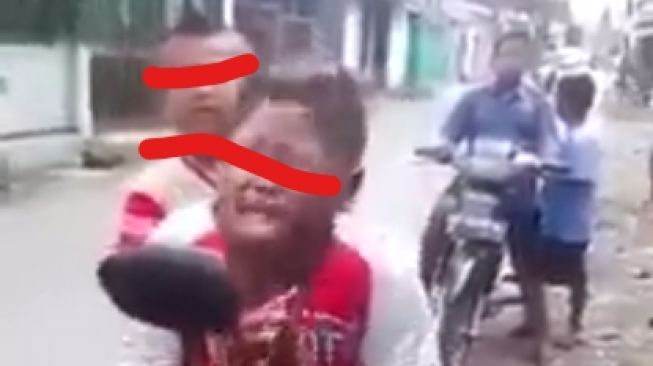 Dua bocah laki-laki ini menangis gegara distop polisi (Instagram/ @Merapi_uncover).