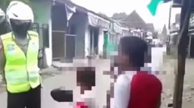 Viral Bocah di Klaten Nangis Dihentikan Polisi Saat Naik Motor: Jangan Dilaporkan Bapak, Nanti Dipukuli
