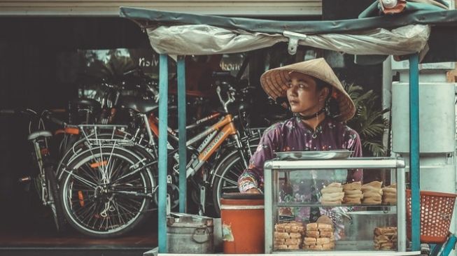 Hari Semakin Larut, Penjual Jajanan Keliling Ini Sedih Dagangannya Masih Tersisa Banyak