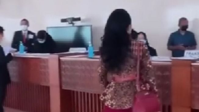 Outfit Krisdayanti Ngantor di DPR RI Jadi Omongan, Selera Fashionnya Ga Pernah Salah