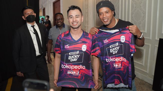 Raffi Ahmad dan Ronaldinho mengenakan jersey baru RANS Nusantara FC untuk musim 2022/2023. [dokumentasi pribadi]