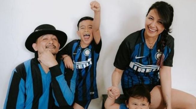 Anak Artis Pakai Jersey Bola. (Instagram/@mrssharena)