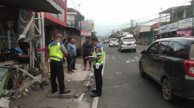 Kecelakaan di Cipanas Cianjur, Sopir Angkot Terjepit Badan Kendaraan Yang Ringsek