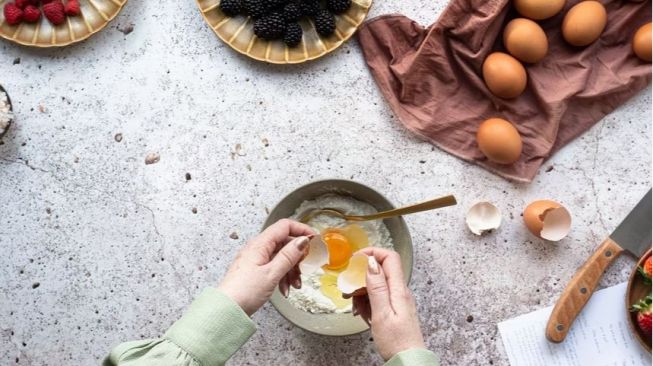 Niat Buka Telur untuk Dimasak, Wanita Ini Kaget yang Pecah Malah Benda Ini