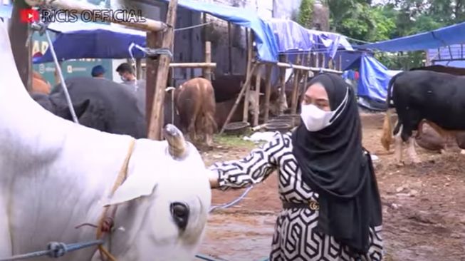 Potret Ria Ricis Hunting Hewan Kurban (YouTube/Ricis Official)