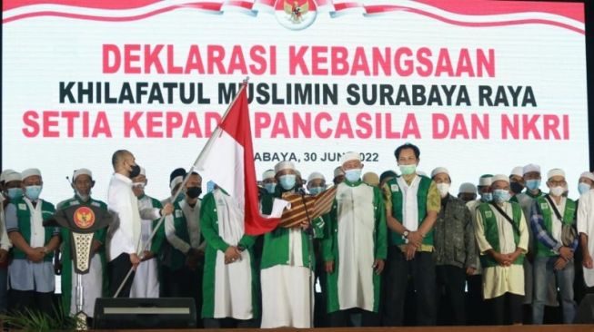 Menghadap Bendera Merah Putih, 53 Anggota Khilafatul Muslimin Surabaya Deklarasi Setia NKRI
