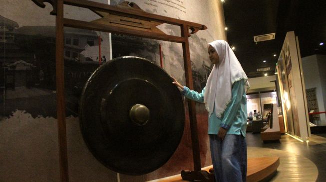 Santri melihat koleksi Museum Islam Indonesia KH Hasyim Asy’ari (Minha) di Tebuireng, Jombang, Jawa Timur, Jumat (1/7/2022). ANTARA FOTO/Syaiful Arif