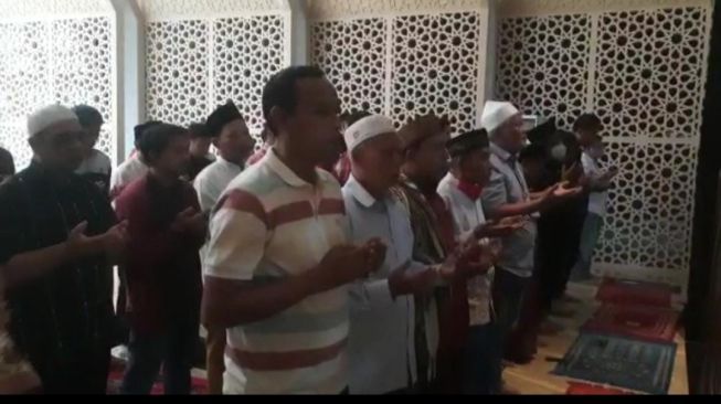 Jemaah Masjid At Taufiq, Lenteng Agung menggelar salat gaib untuk MenPAN RB Tjahjo yang wafat pada Jumat (1/7/2022). (Tangkap Layar Zoom)