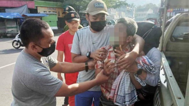 Seorang Pria di Banjar Tiba-tiba Orasi di Tengah Keramaian dan Marahi Polisi Lalu Lintas, Begini Ujungnya