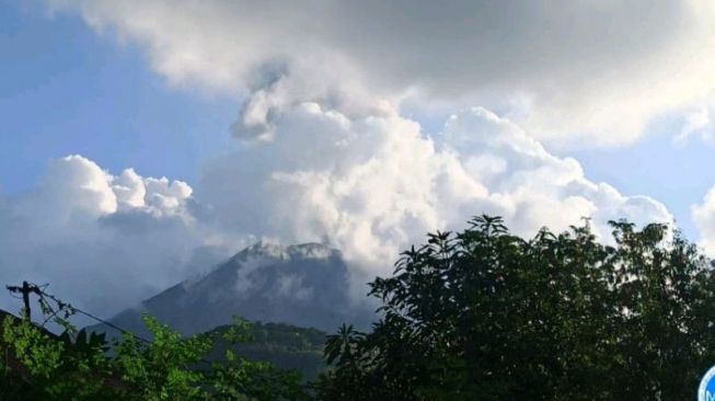 Gunung Ile Lewotolok Kembali Erupsi Dengan Dentuman