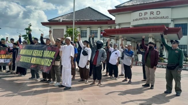 Forum Warga Kecamatan Grogol Geruduk DPRD Sukoharjo, Desak Pencabutan Seluruh Izin Holywings