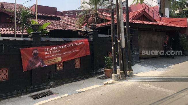Suasana rumah pribadi Menpan RB Tjahjo Kumolo di Jalan Potlot II, Duren 3 Jakarta Selatan, Jumat (1/7/2022). [Suara.com/Faqih Fathurrahman]