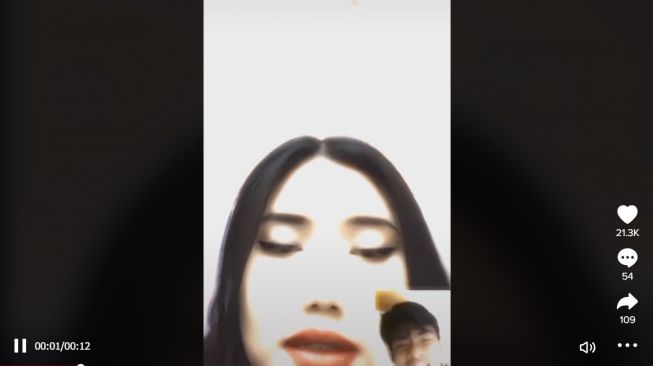 Tangkapan layar video Pratama Arhan video call dengan sang kekasih. [TikTok]