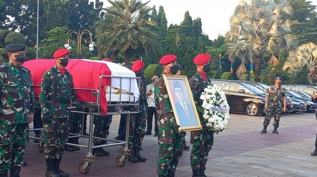 Tiba di Taman Makam Pahlawan Kalibata, Jenazah Tjahjo Kumolo Langsung Disambut Barisan Tentara