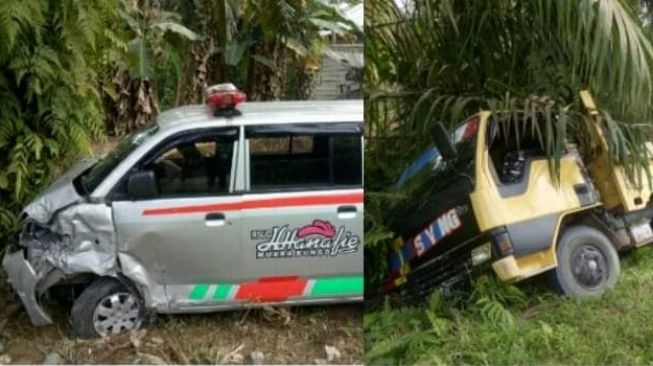 Braak! Ambulans Pembawa Jenazah Tubruk Pohon Sawit Usai Bertabrakan dengan Truk