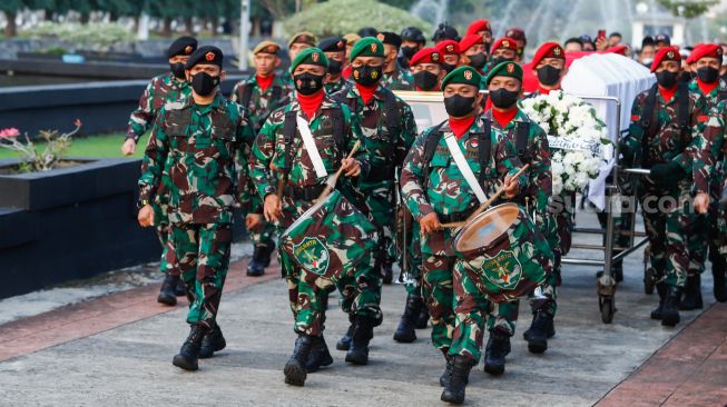 Sejumlah prajurit TNI membawa peti berisi jenazah Menteri Pendayagunaan Aparatur Negara dan Reformasi Birokrasi (Menpan RB) Tjahjo Kumolo saat prosesi pemakaman di Taman Makam Pahlawan, Kalibata, Jakarta Selatan, Jumat (1/7/2022). [Suara.com/Alfian Winanto]