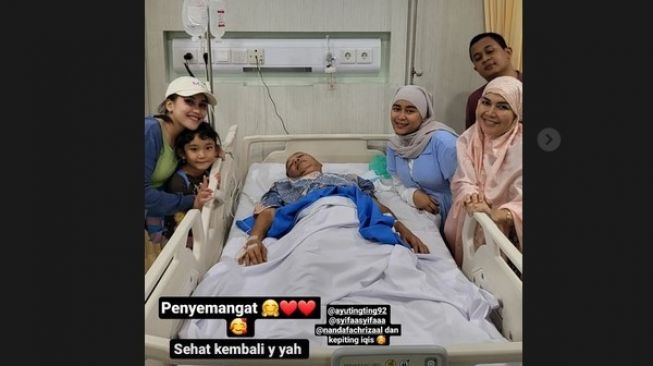 Ayah Ojak dirawat di rumah sakit. Ayu Ting Ting dan Umi Kalsum terlihat menemani. [Instagram]