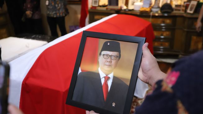 Peti jenazah Menteri Pendayagunaan Aparatur Negara dan Reformasi Birokrasi (Menpan RB) Tjahjo Kumolo di rumah duka di kawasan Widya Chandra, Jakarta Selatan, Jumat (1/7/2022). (Humas KemenPAN RB)