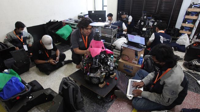 Peserta mempersiapkan robot buatannya saat Kontes Robot Indonesia di Institut Teknologi Sepuluh Nopember Surabaya, Jawa Timur, Jumat (1/7/2022). ANTARA FOTO/Didik Suhartono
