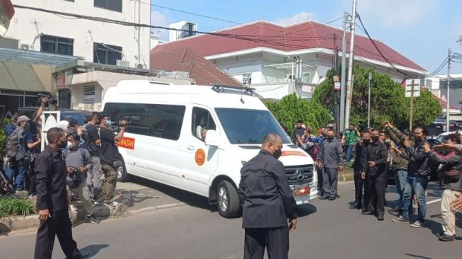 Jenazah Menteri Pendayagunaan Aparatur Negara dan Reformasi Birokrasi (Menpan RB) Tjahjo Kumolo diberangkatkan dari RS Abdi Waluyo ke rumah duka di kawasan Widya Chandra, Jakarta Selatan, Jumat (1/7/2022). (Suara.com/Yaumal)