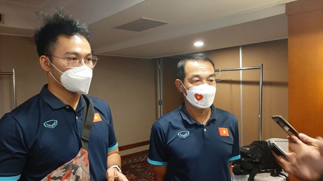 Pelatih Vietnam U-19, Dinh The Nam saat ditemui usai konferensi pers di Jakarta (Suara.com/Adie Prasetyo Nugraha).  