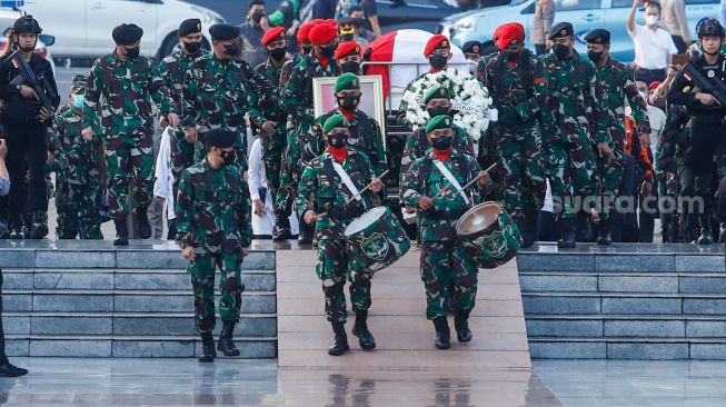 Sejumlah prajurit TNI membawa peti berisi jenazah Menteri Pendayagunaan Aparatur Negara dan Reformasi Birokrasi (Menpan RB) Tjahjo Kumolo saat prosesi pemakaman di Taman Makam Pahlawan, Kalibata, Jakarta Selatan, Jumat (1/7/2022). [Suara.com/Alfian Winanto]