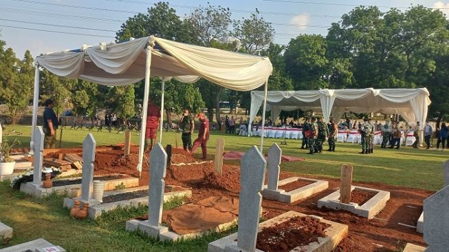 Bentuk Barisan Jelang Jenazah Tjahjo Kumolo Dimakamkan, Aparat TNI Gelar Gladi Resik di Taman Makam Pahlawan Kalibata