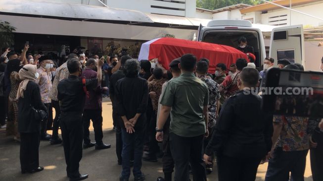 Jenazah Menteri PAN RB Tjahjo Kumolo tiba di rumah dinas di Jalan Widya Chandra IV Nomor 22, Jakarta Selatan, Jumat (1/7/2022).